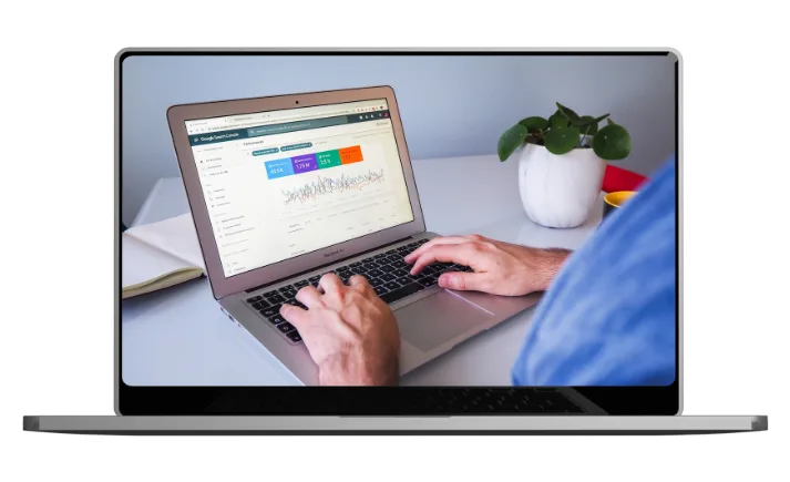 Άνθρωπος που γράφει κείμενα σε laptop